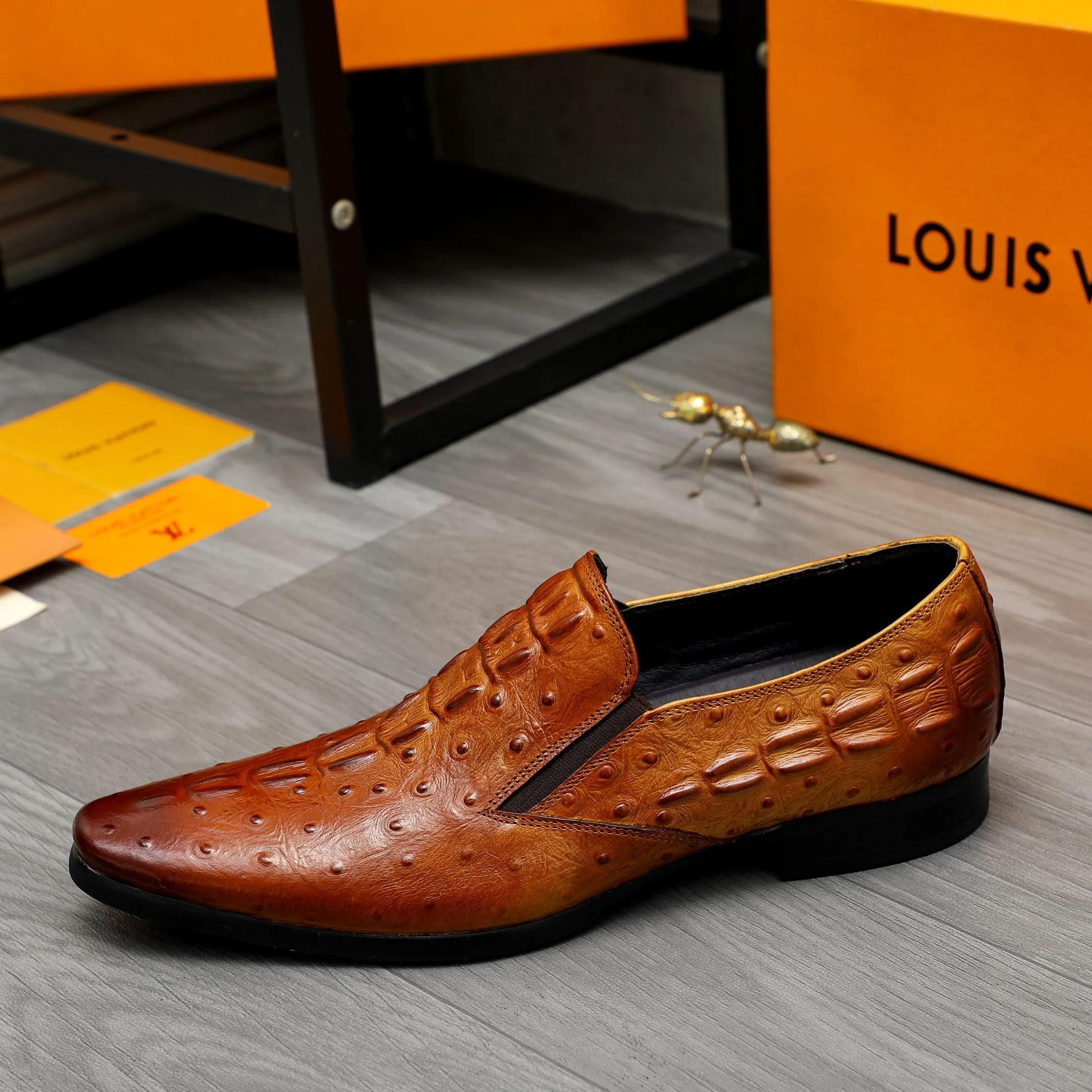 Men's shoes 💰500 Product trademark: LV "Louis Vuitton" business slip-on leather shoes Regular size: 37-46 Product material: Selected crocodile pattern cowhide upper, pigskin lining, rubber outsole